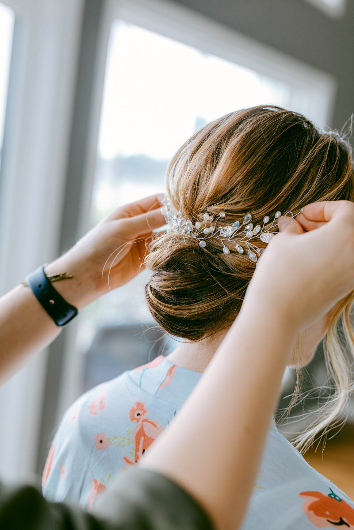 bride getting hair piece on at a lake house elopement shot by Nhieu Tang Photography | nhieutang.com