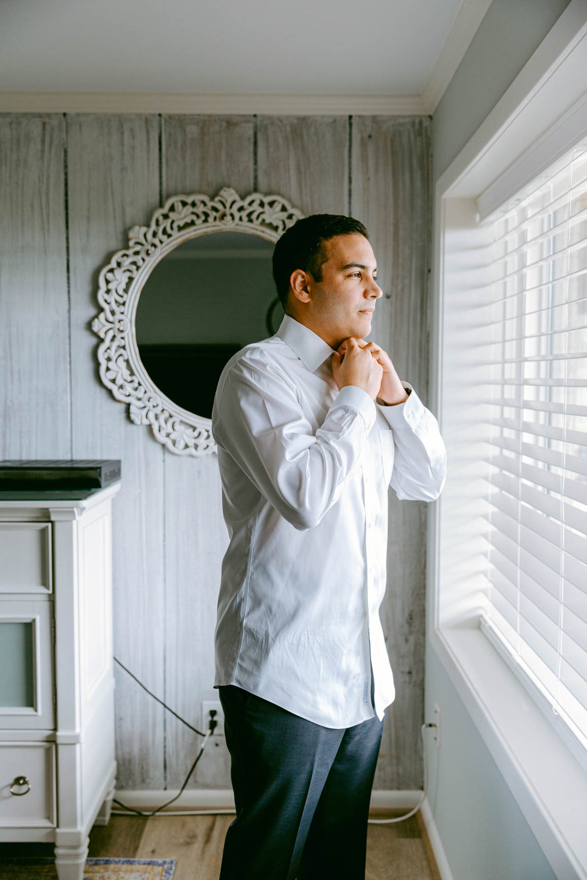 groom getting ready at a lake house elopement shot by Nhieu Tang Photography | nhieutang.com