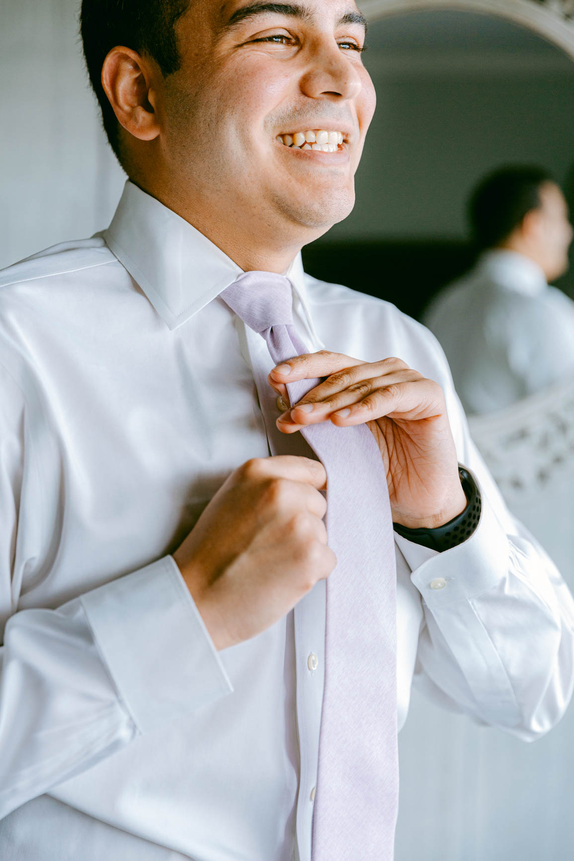 groom fixing tie at a lake house elopement shot by Nhieu Tang Photography | nhieutang.com