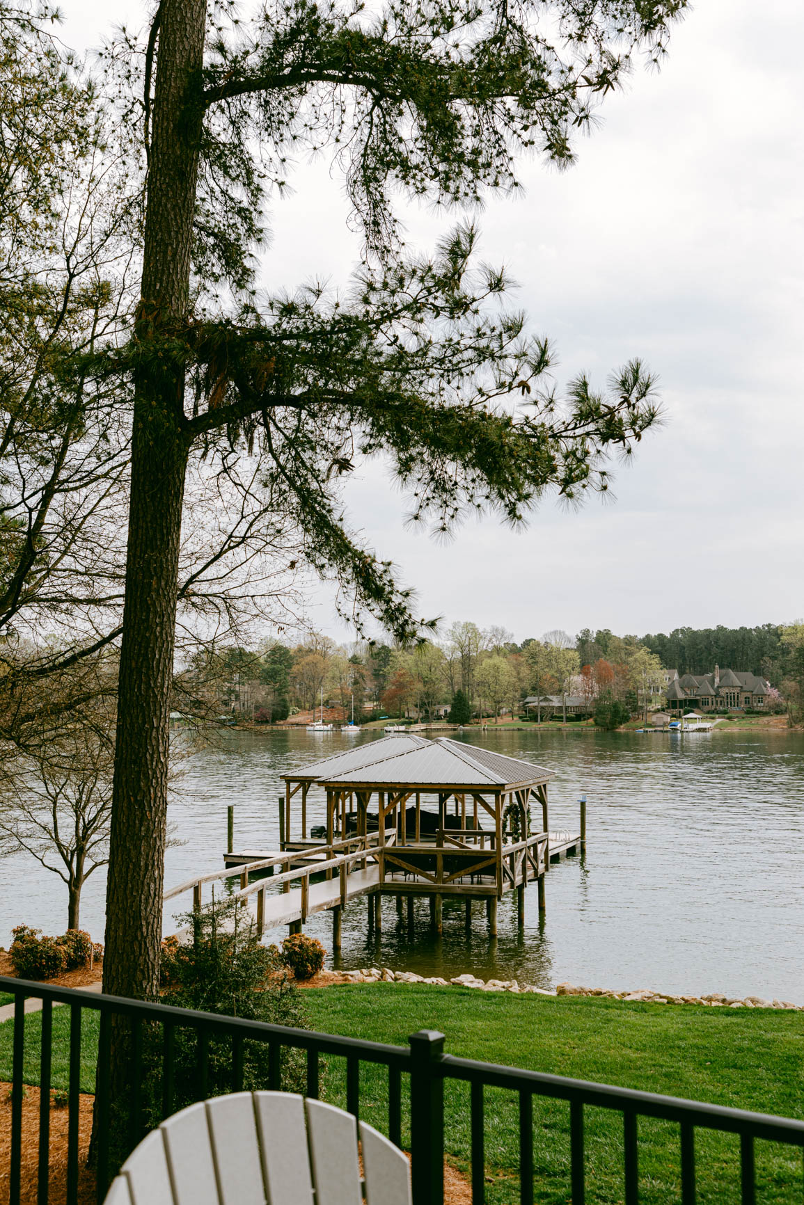 Lake house elopement venue in Mooresville, NC shot by Nhieu Tang Photography | nhieutang.com