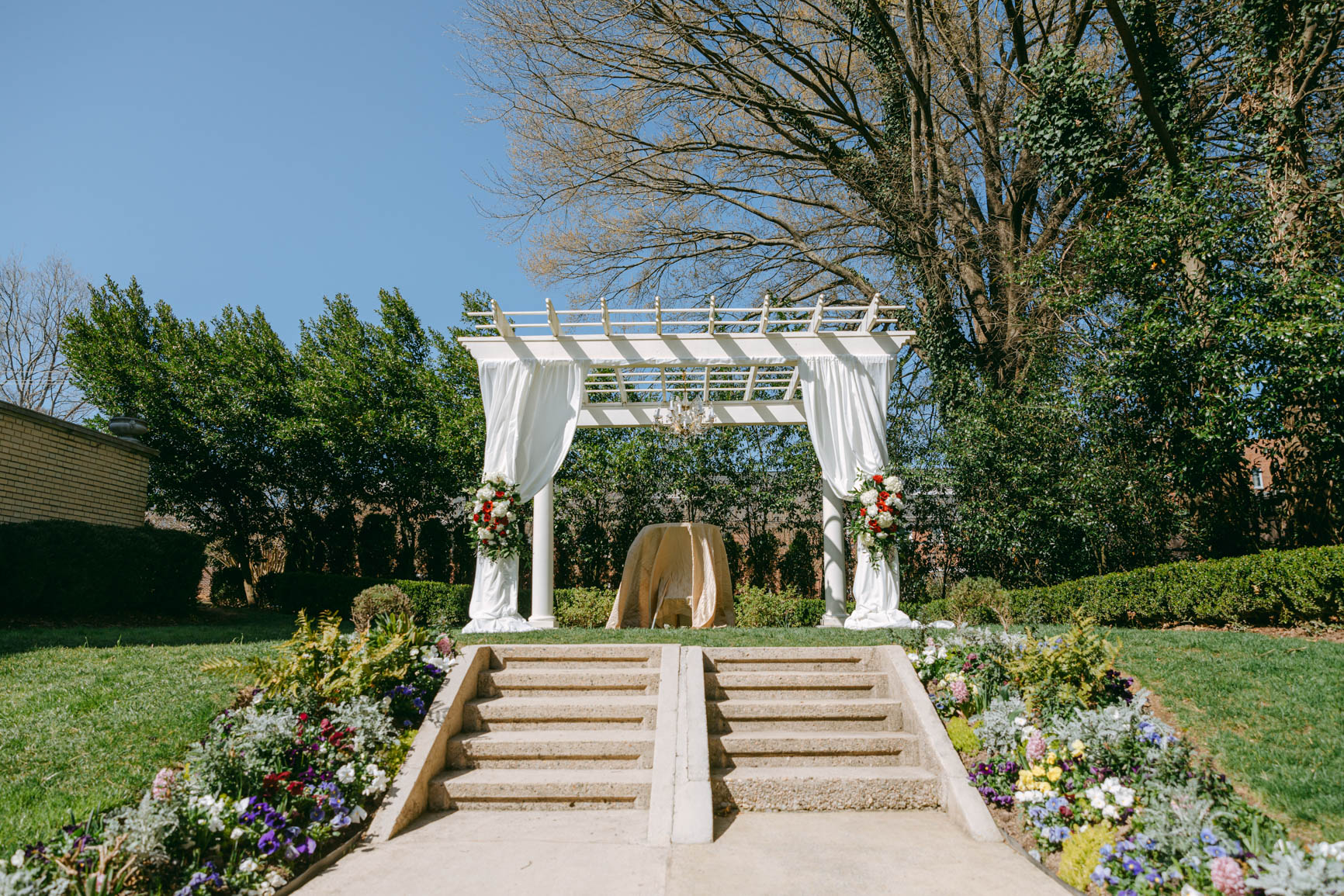 Wedding venue before ceremony at Separk Mansion in Gastonia NC shot by Nhieu Tang Photography | nhieutang.com