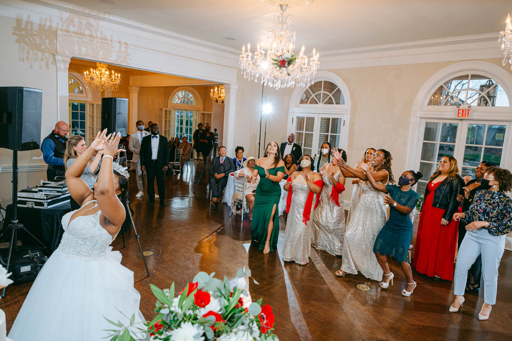 bouquet toss at Separk Mansion in Gastonia NC shot by Nhieu Tang Photography | nhieutang.com